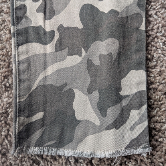 YMI Camouflage Distressed Skinny Stretch Jeans Size 11 - Picture 5 of 9